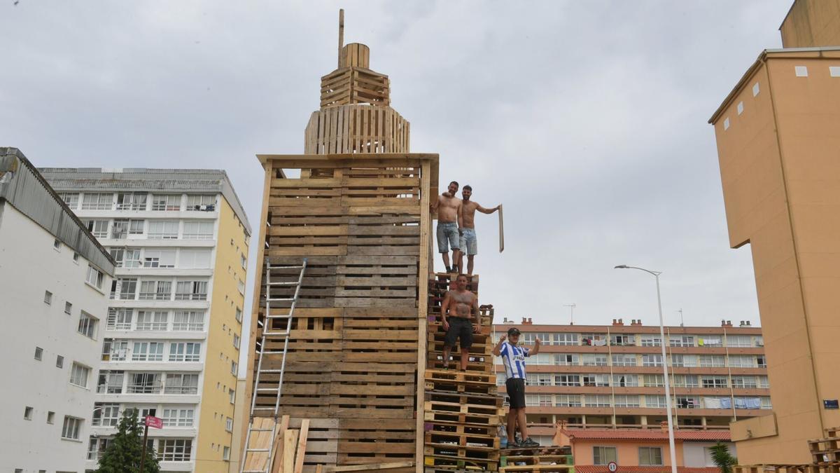 Así es la hoguera más famosa de A Coruña: vecinos del barrio de las Flores levantan una Torre de Hércules con 700 palés de madera