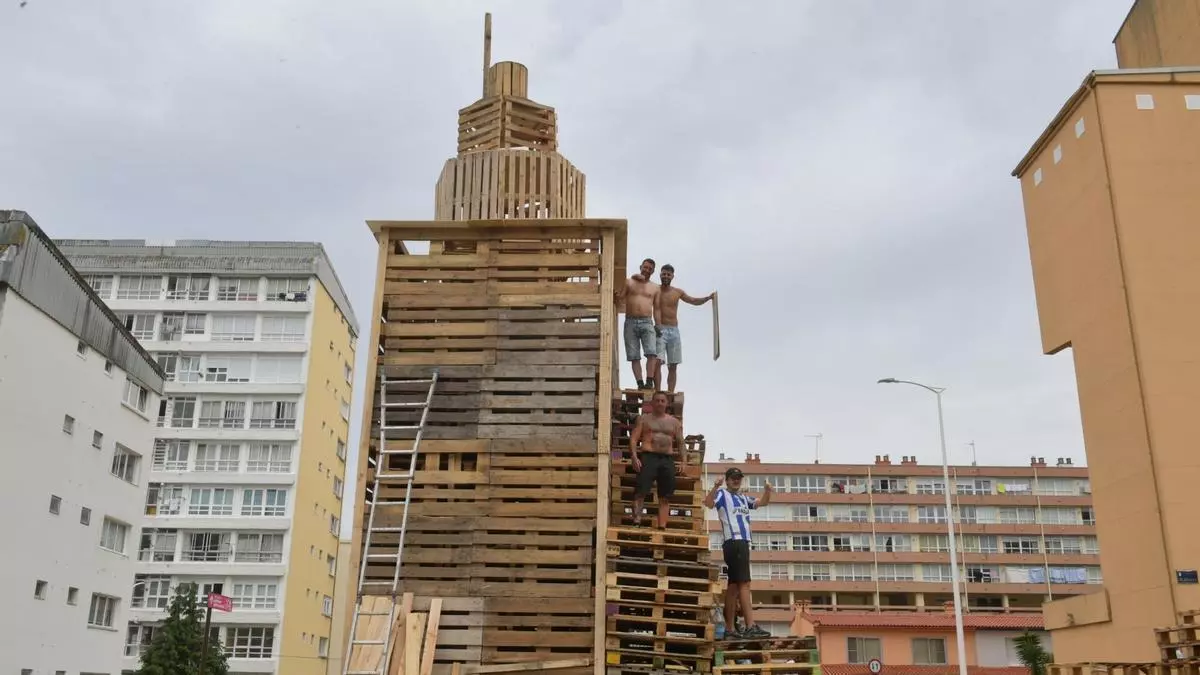 Una Torre de Hércules de madera de casi diez metros de alto: la "trabajada" hoguera de San Juan en el Barrio de las Flores de A Coruña