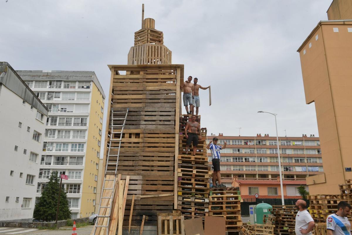 De "simplemente" amontonar madera a levantar una réplica del faro romano, los vecinos del Barrio de las Flores dan un giro a una de las fallas más populares de A Coruña