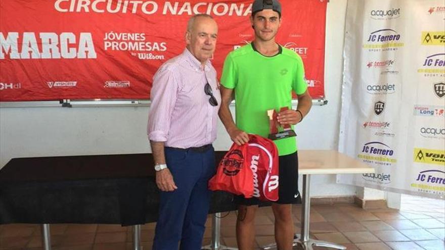 Los jugadores de Tenis Drive Academy, en distintos torneos