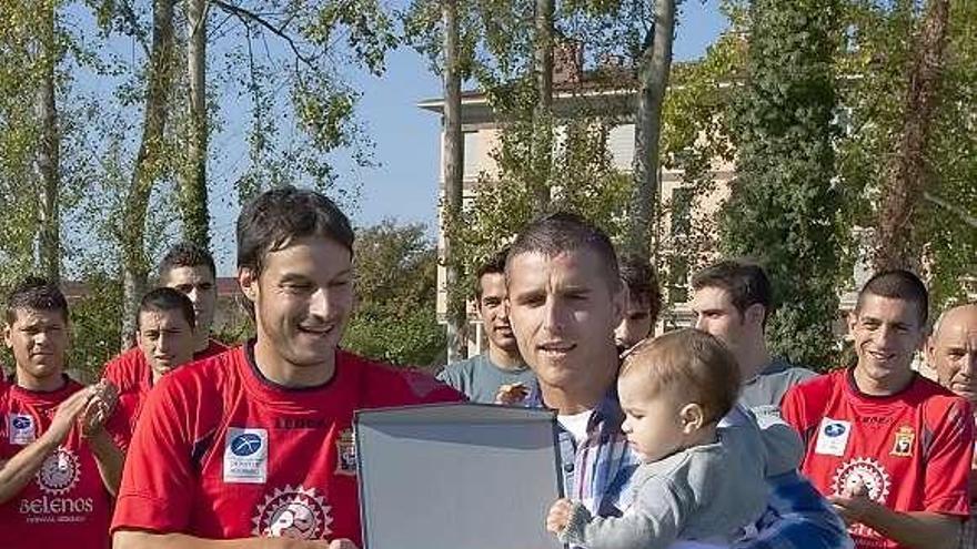 Rufi entrega a Falo, a la derecha, una placa por su trayectoria en Noreña.