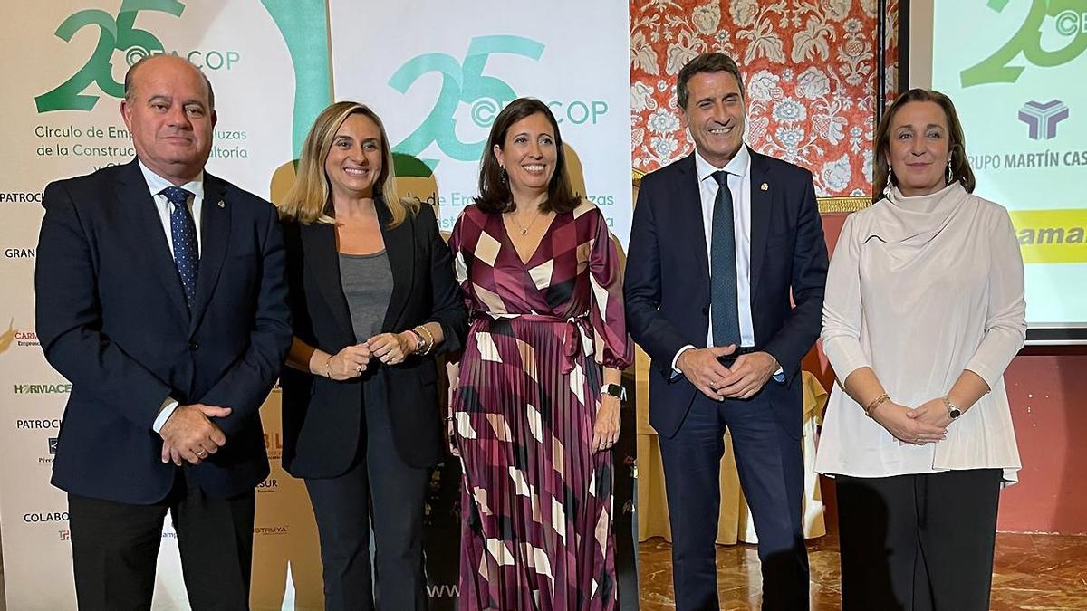 Foto de familia de las autoridades asistentes al aniversario de CEACOP.