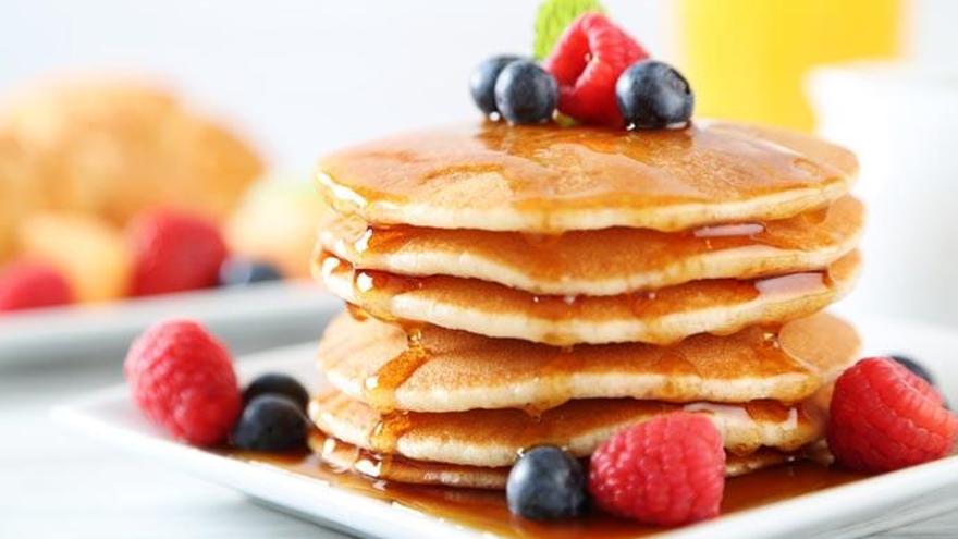 Las tortitas americanas con jarabe y frutos rojos