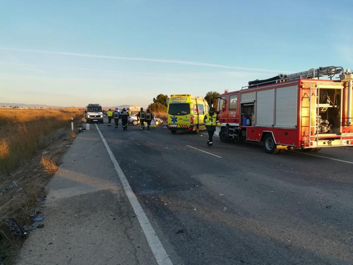 Los sanitarios y efectivos policiales trabajan en el lugar del accidente.