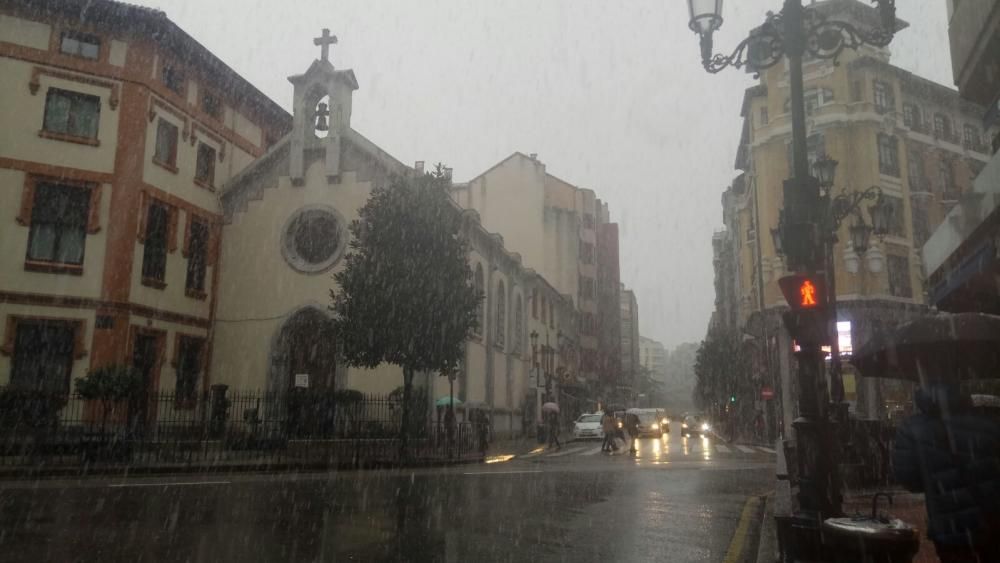 La nieve llega al centro de Oviedo