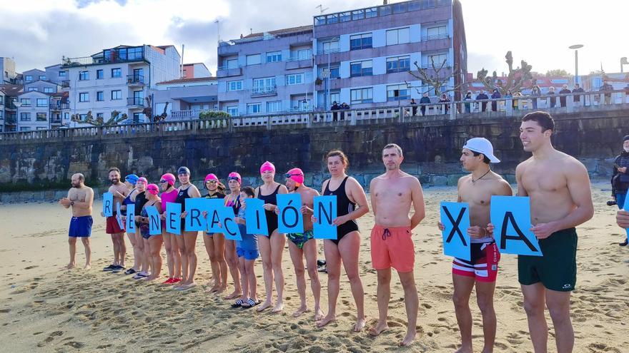 Un chapuzón reivindicativo en Pescadoira (Bueu) por el Día de Reyes