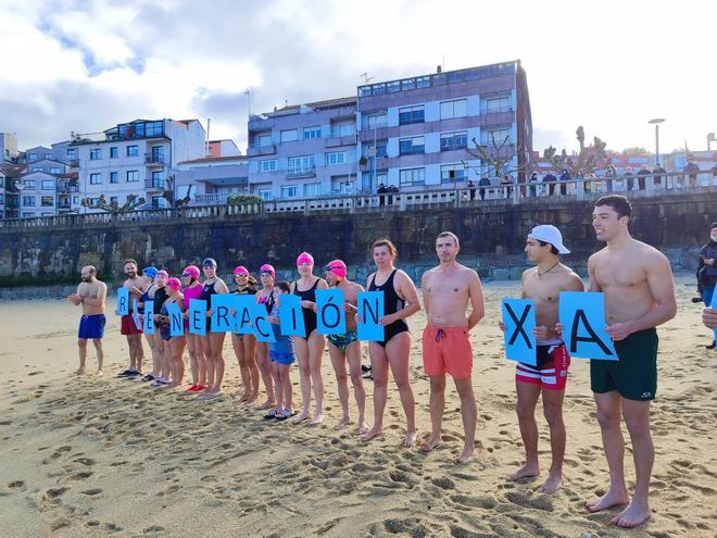 Un chapuzón reivindicativo en Pescadoira (Bueu) por el Día de Reyes