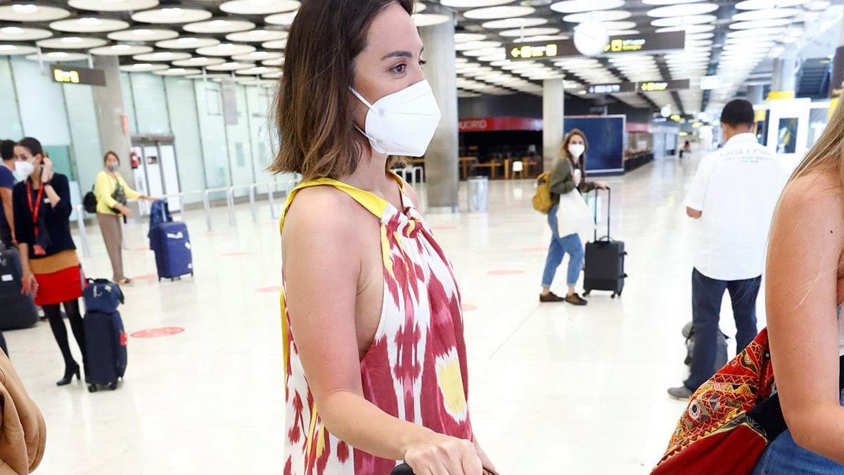 Tamara Falcó con vestido tie-dye en el aeropuerto de Madrid Barajas
