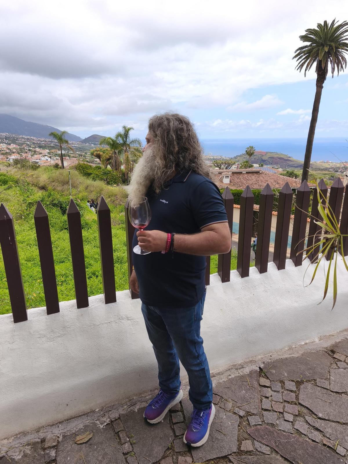 El enólogo, observando el paisaje.
