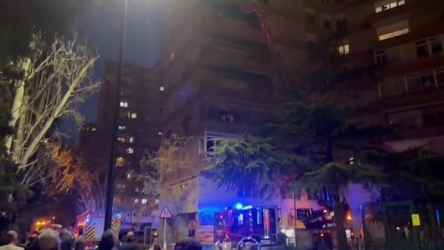 VÍDEO | Los Bomberos de Zaragoza trabajan para sofocar un incendio declarado en la cocina de una vivienda del Actur