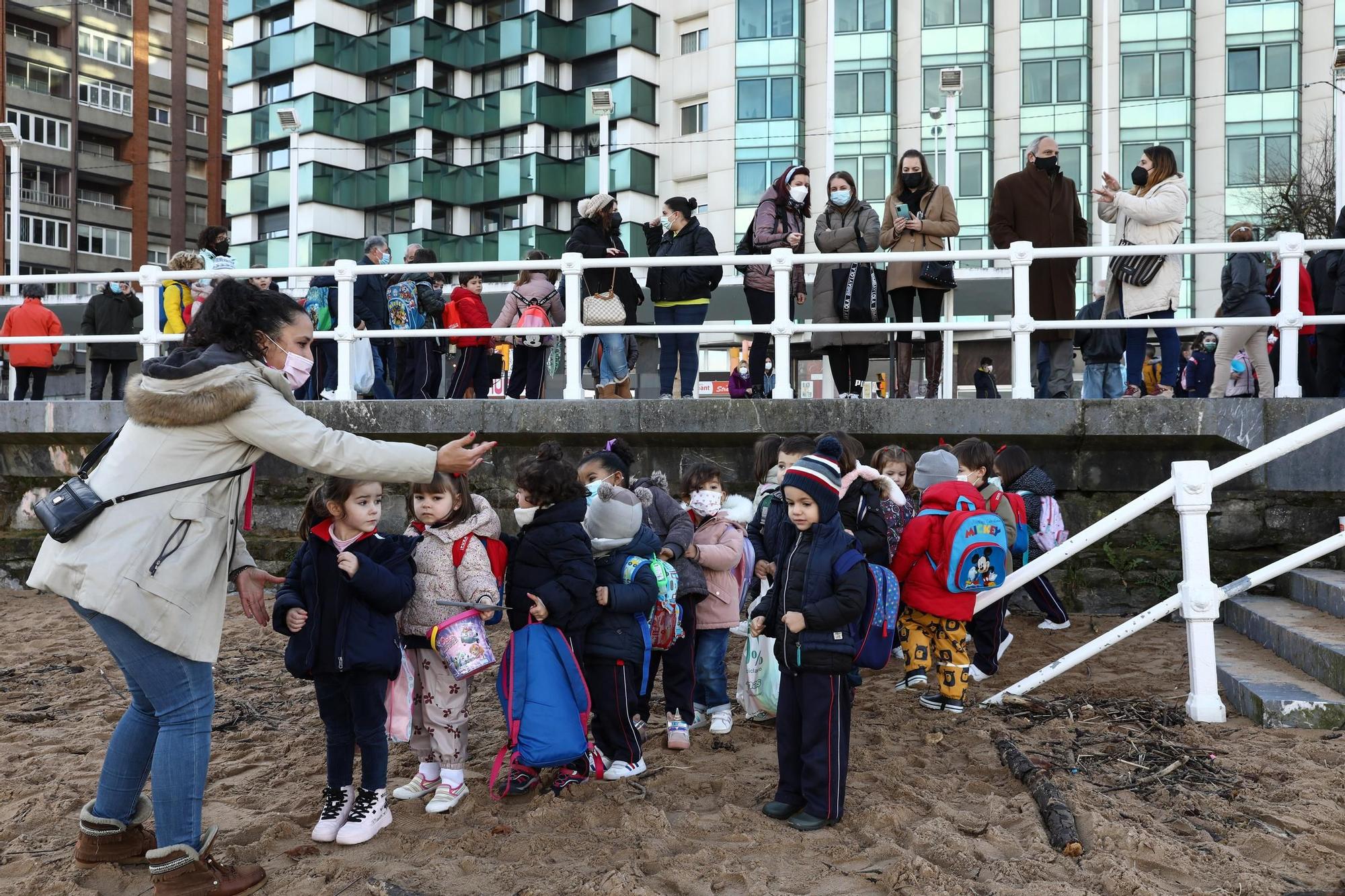 Los alumnos de Infantil del colegio San Vicente de Paúl se reencuentran en la playa