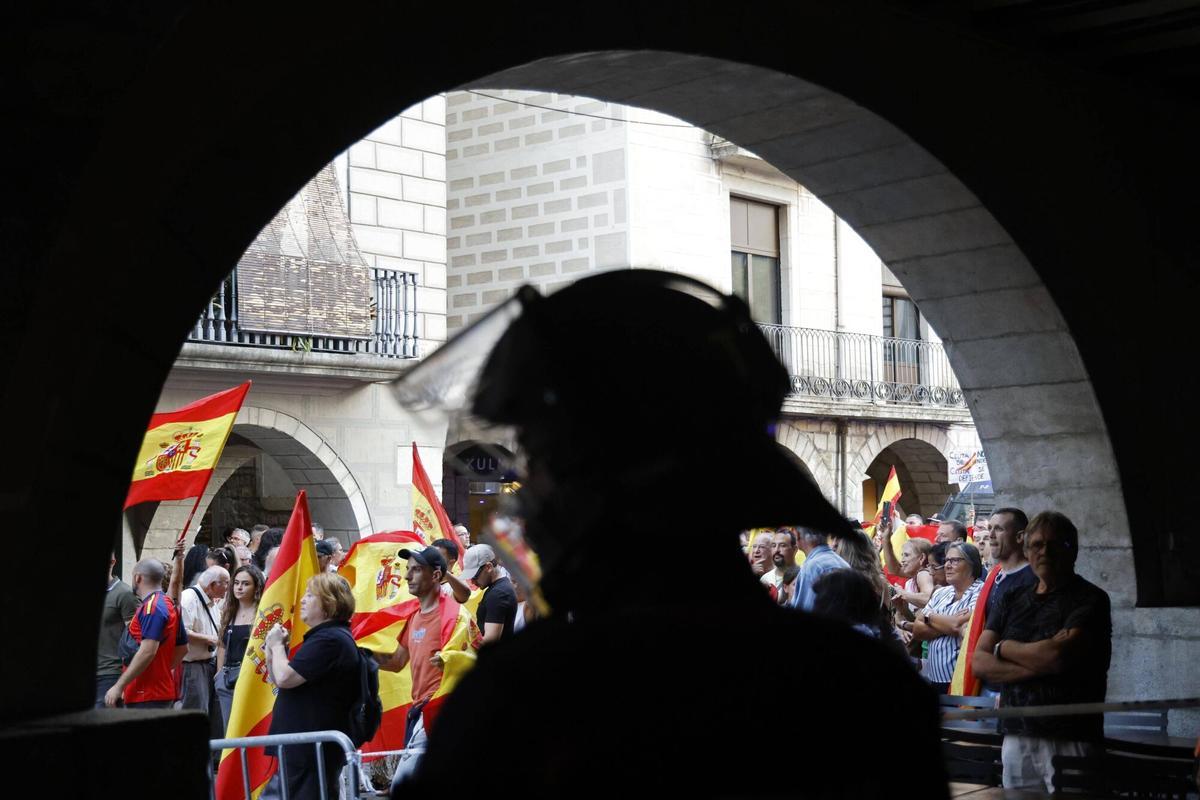 Les imatges de la manifestació i contramanifestació per l'entrada d'immigrants a Ceuta Les imatges de la manifestació i contramanifestació per l'entrada d'immigrants a Ceuta
