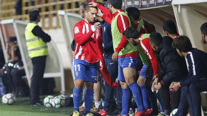 Lora, tras retirarse lesionado en León en el partido ante la Cultural.