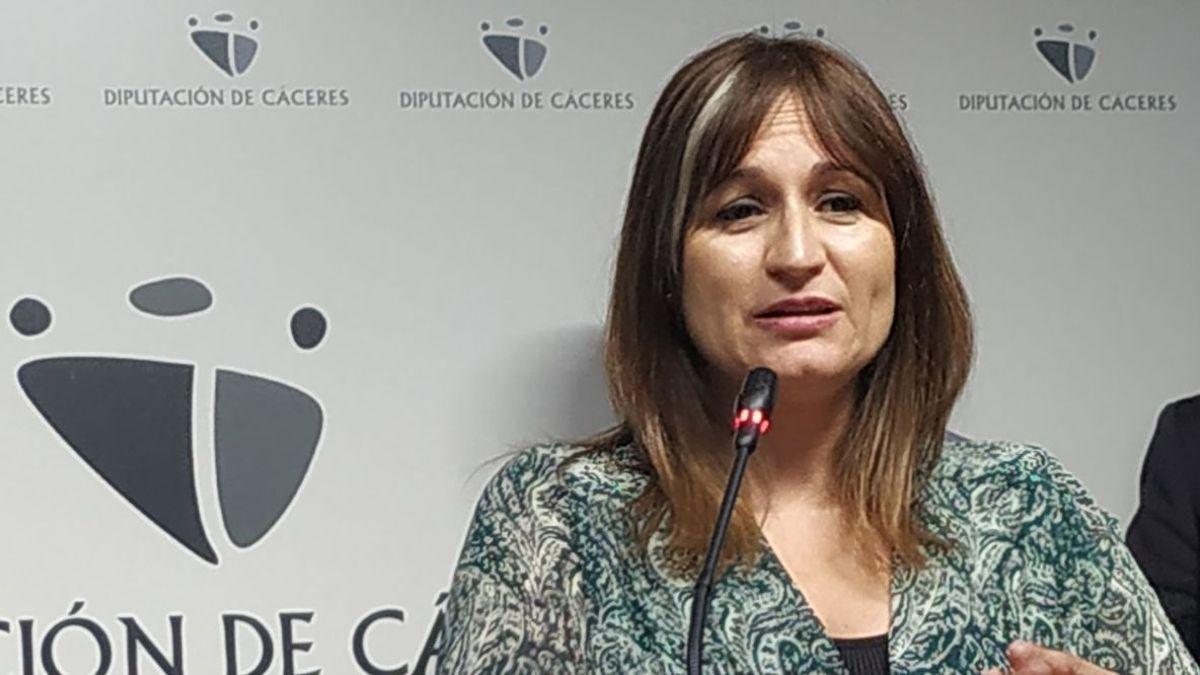 La alcaldesa de Navalmoral. Raquel Medina, durante una rueda de prensa.