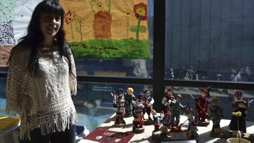 Belén González muestra las figuras expuestas.