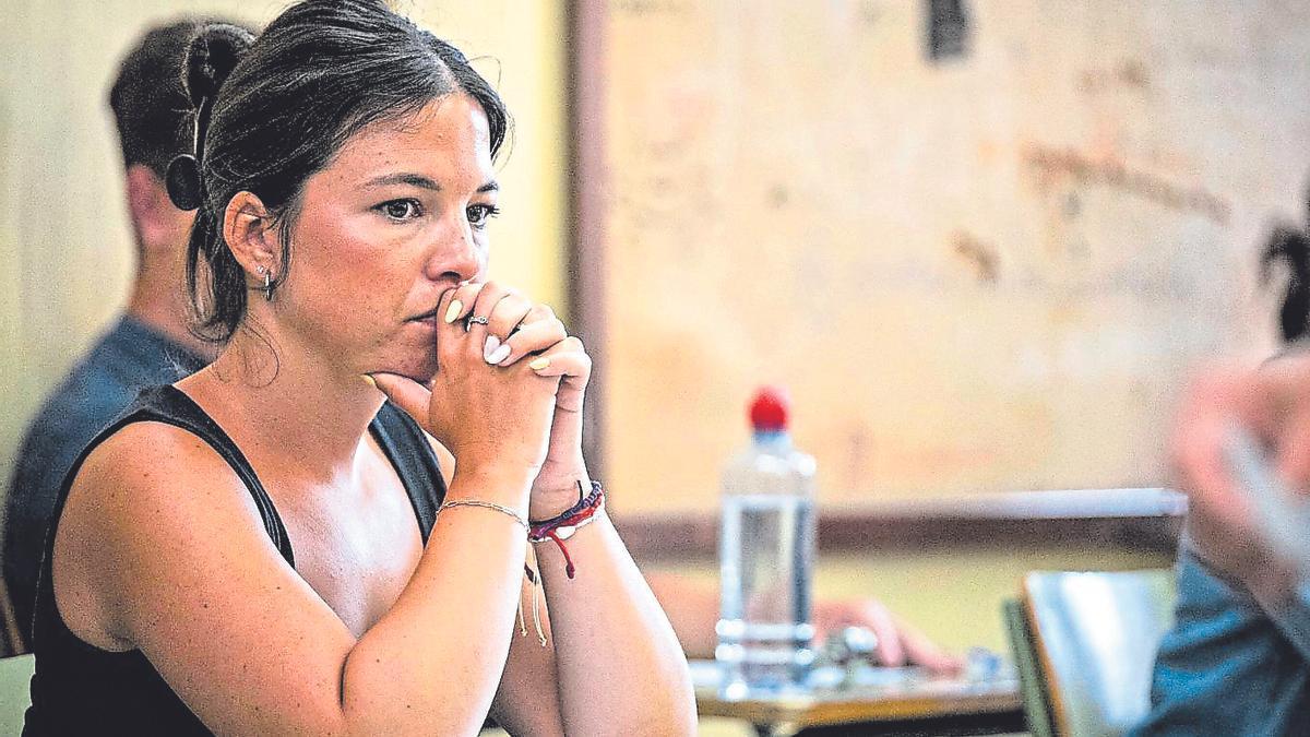 Una opositora de Educación, minutos antes de comenzar su prueba, el pasado junio en La Laguna.