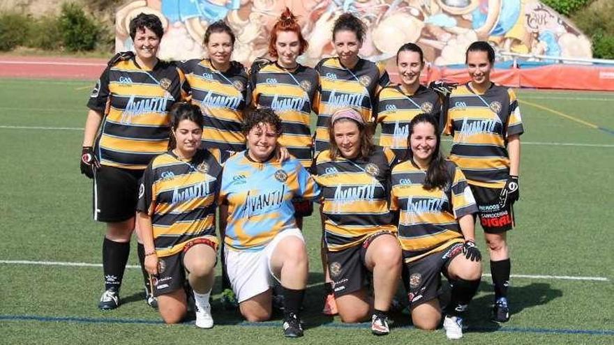 El equipo femenino del Auriense, en el campus. // FdV