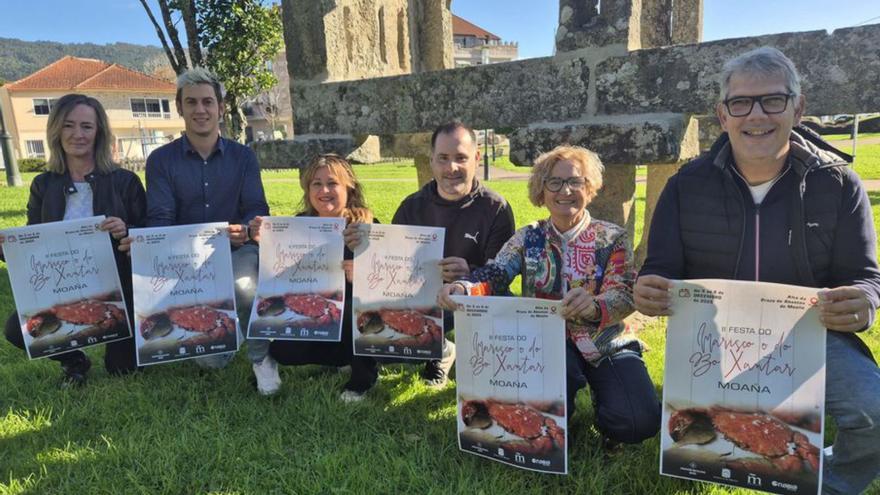 Hosteleros y ediles en la presentación del cartel. |  G.N.