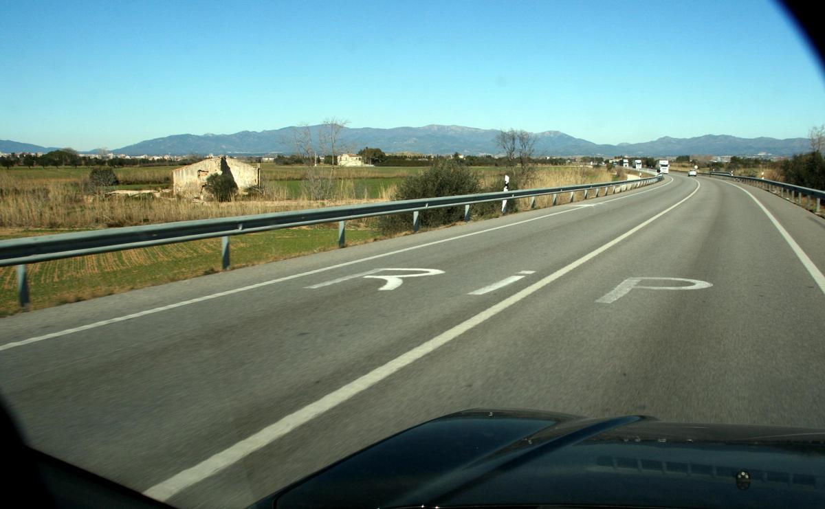 Uno de los puntos negros de la variante de la N-2 de Figueres, en Vilamalla (Alt Empordà), con las letras 'RIP' en la calzada, en 2012.
