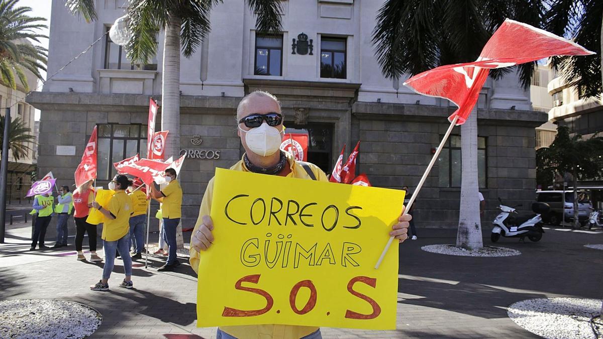 Trabajadores de Correos durante la manifestación de hace unos días en las puertas de la oficina principal de la plaza de España en Santa Cruz.