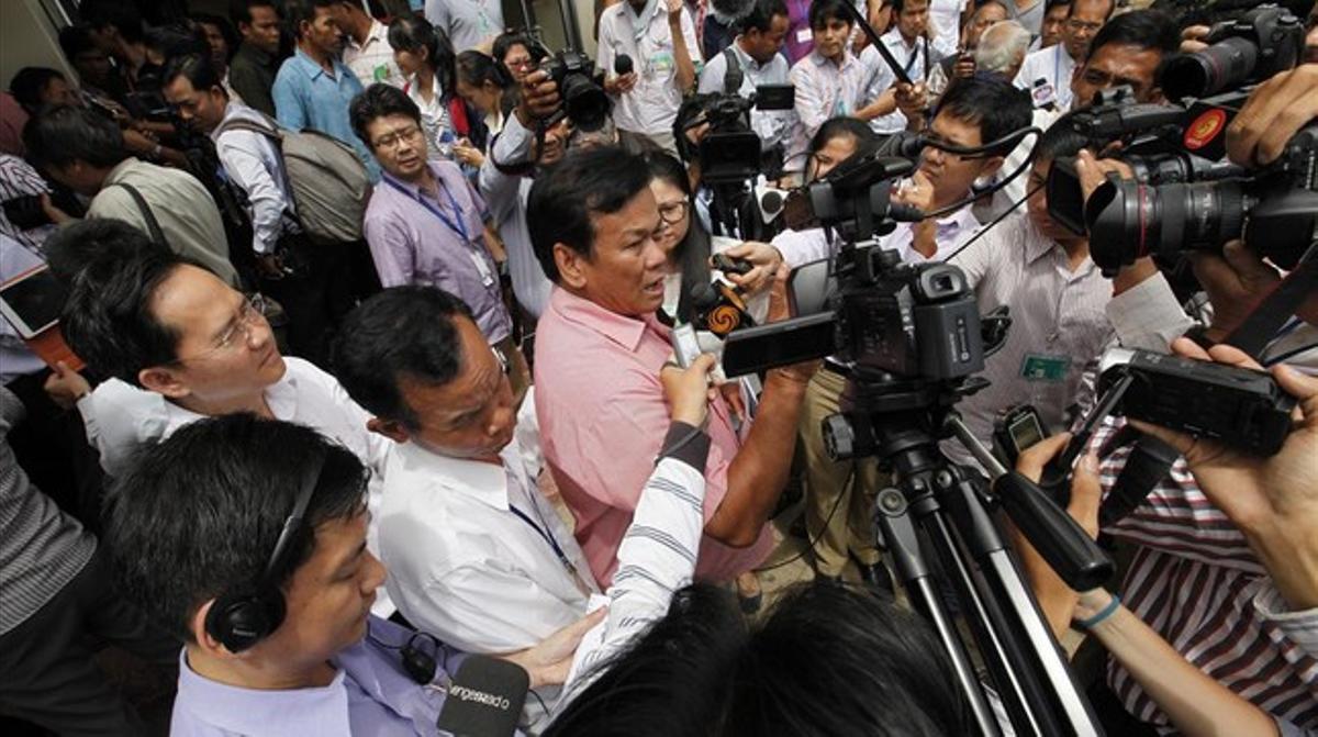 L’expresoner del Khmer Roig Soum Rithy (centre) parla amb els periodistes abans de la lectura de la sentència a Phnom Penh, aquest dijous.