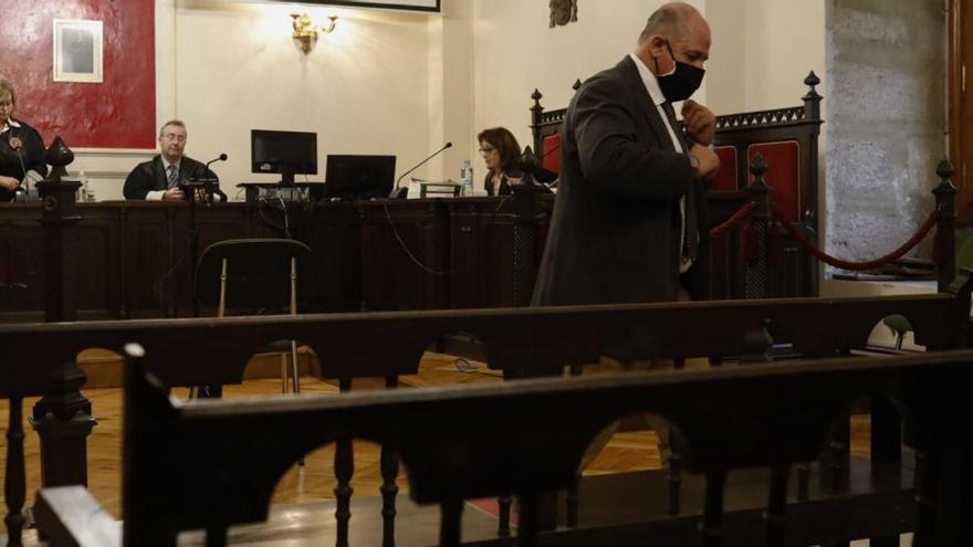 El acusado, con mascarilla, al inicio de la vista oral suspendida este jueves en la Audiencia de Zamora. | Ana Burrieza