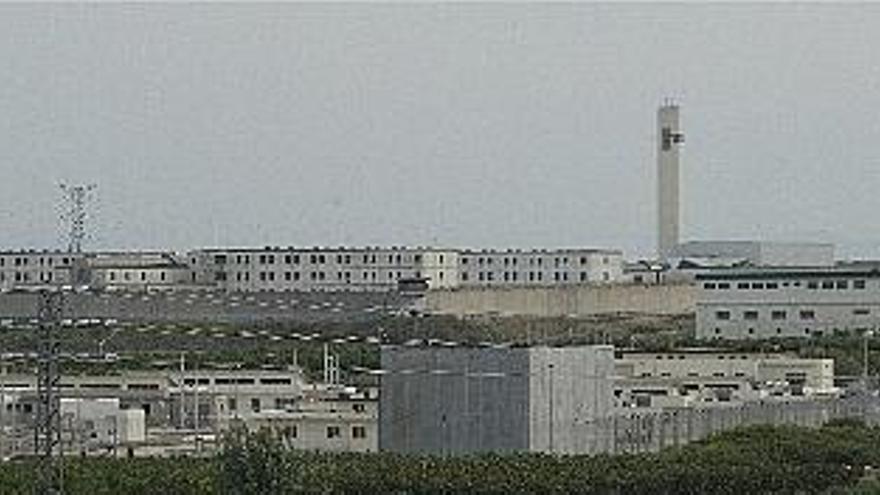 El centro Jaume I, en primer término. Al fondo, el centro penitenciario de adultos.