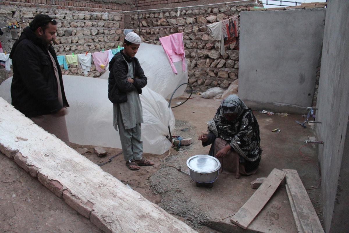 El peligro de transportar gas natural en bolsas de plástico, en Karak (Pakistán)