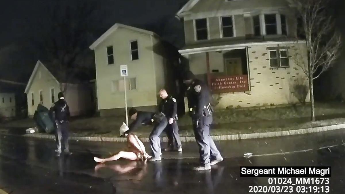 Un momento del vídeo en el que se ve a policías de Rochester agredir a Daniel Prude.