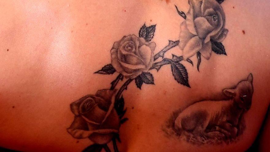 Alerten del risc per a la salut de tatuar-se en determinades parts del cos