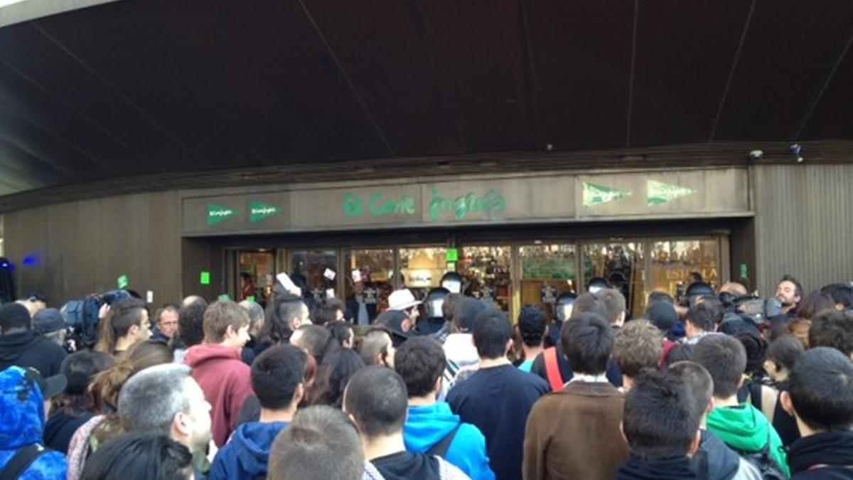 Personas ante El Corte Inglés de la plaza de Catalunya.