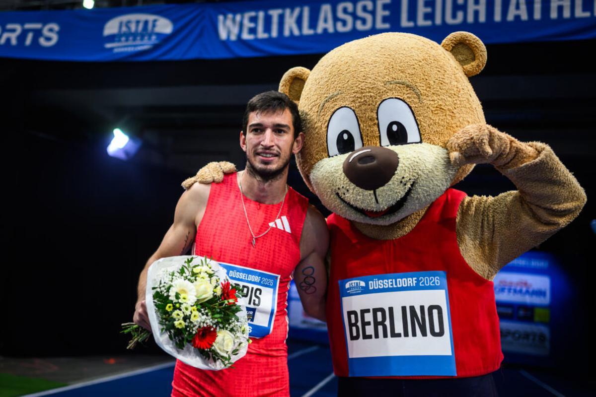 Llopis recibe el premio como ganador en el Meeting de Dusseldorf