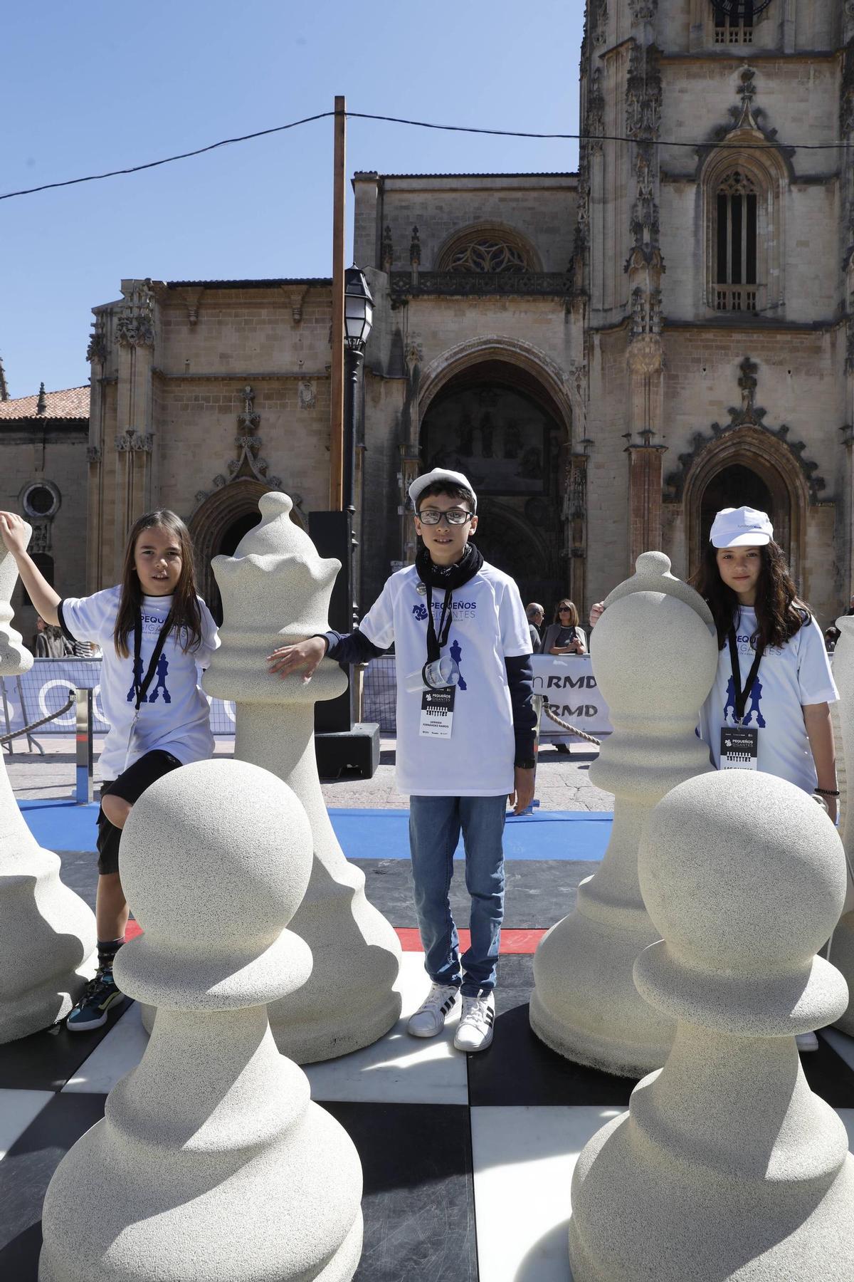 Así fue el torneo de ajedrez con piezas gigantes celebrado en la plaza ...