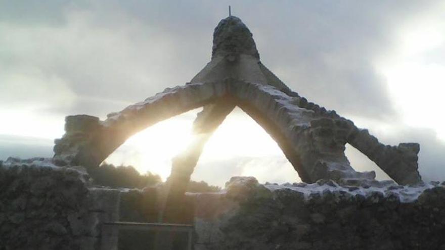 Una fina capa de nieve cubría esta mañana la Cava Gran de Agres