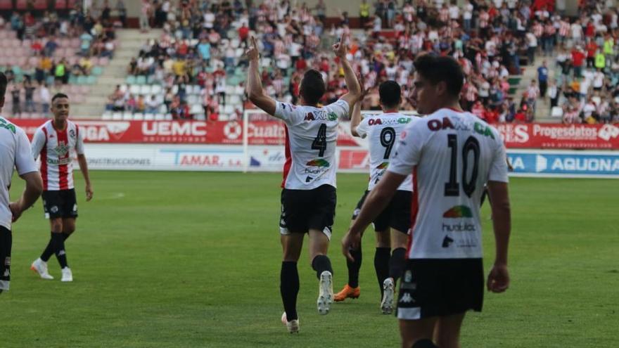 Los jugadores rojiblancos celebran uno de los goles