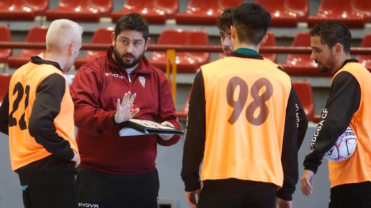 Josan González habla con un grupo de jugadores durante una sesión de entrenamiento en Vista Alegre.