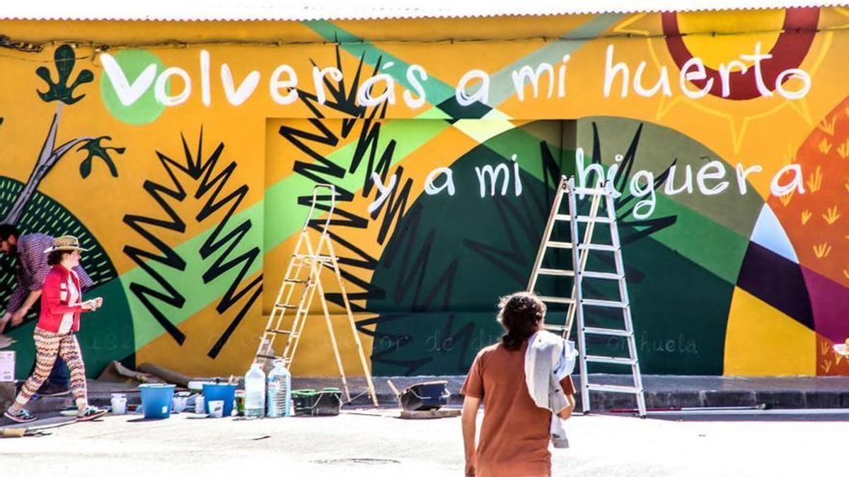 Mural en el barrio oriolano de San Isidro con versos el poeta