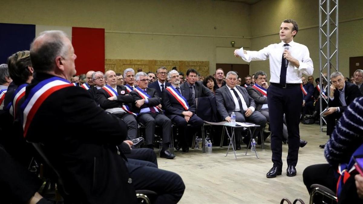 Macron, en un encuentro con 600 alcaldes occitanos.