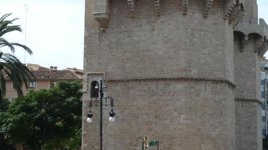 Imagen de las Torres de Serrano, con bicicletas y basureros