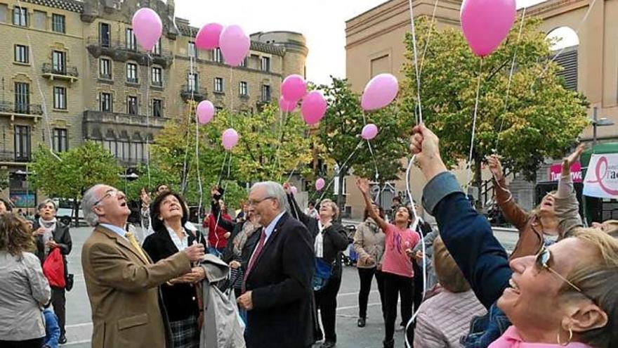 Enlairament de globus de color rosa el dia  del càncer de mama