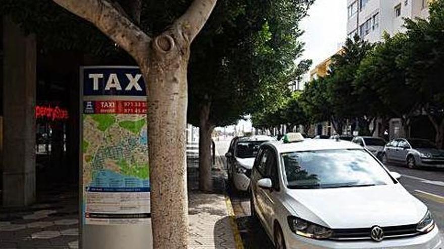 La parada de taxis de la avenida de Bartomeu de Roselló, ayer por la mañana.