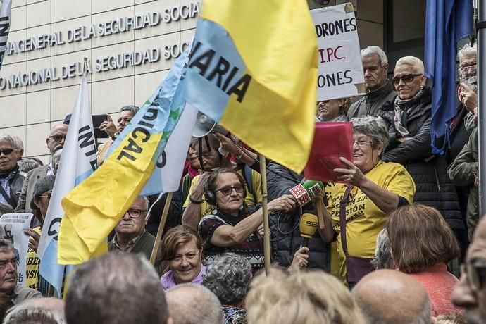 manifestación de jubilados frente a la gestoria ...