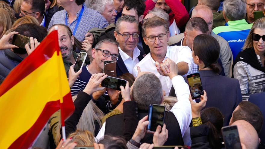 El president del PP, Alberto Núñez Feijóo, saluda la gent en l'acte del PP a València contra l'amnistia