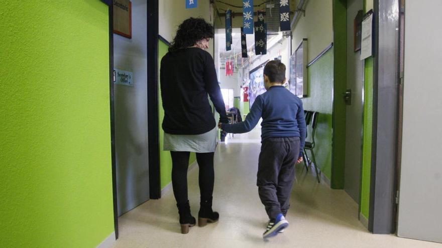 En Coen, acompanyat de la directora de l&#039;esocla Sant Esteve, Sandara Paéz, a l&#039;interior del centre