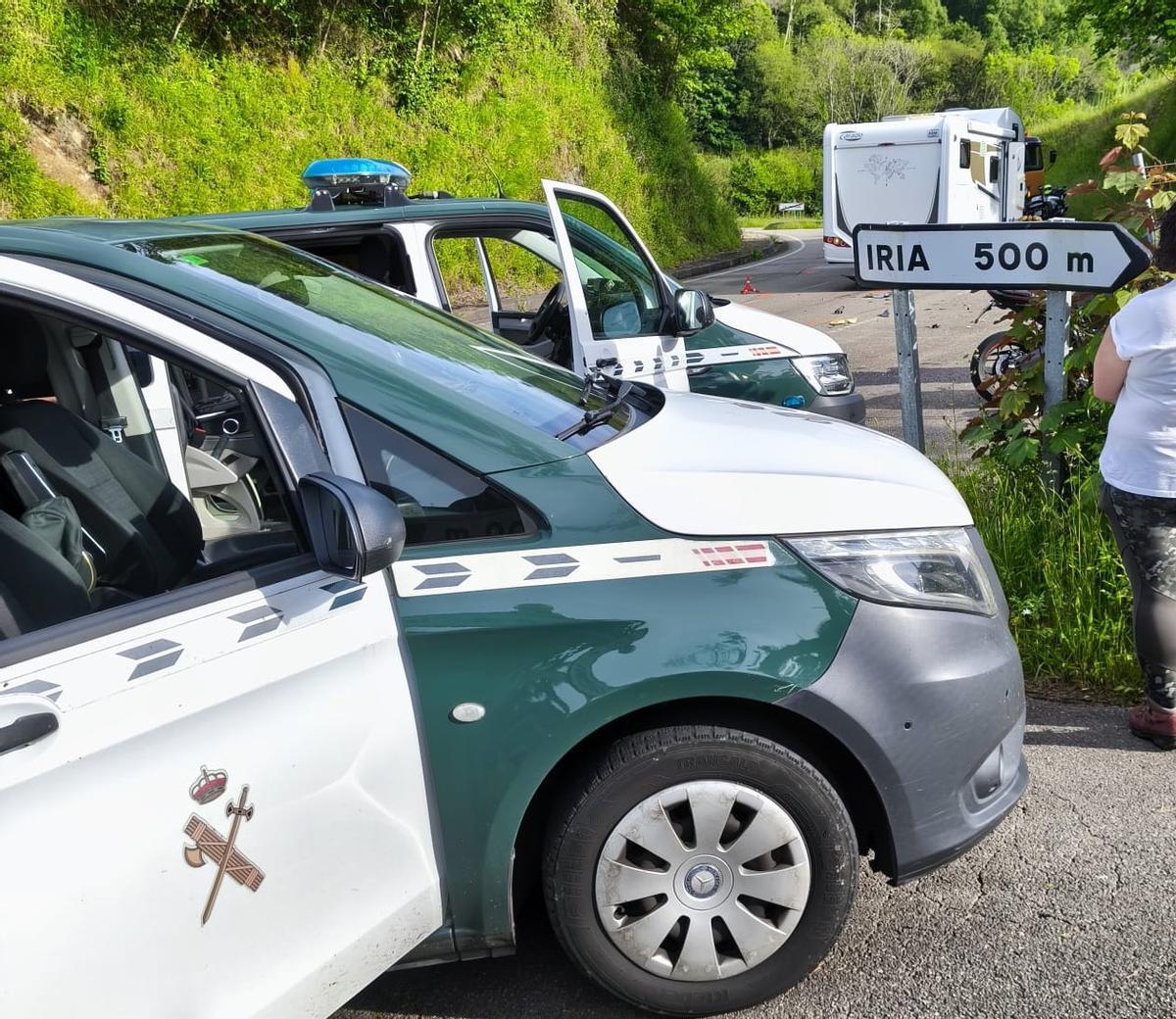 La Guardia Civil, en el lugar del accidente de Cabranes en el que falleció un motorista.