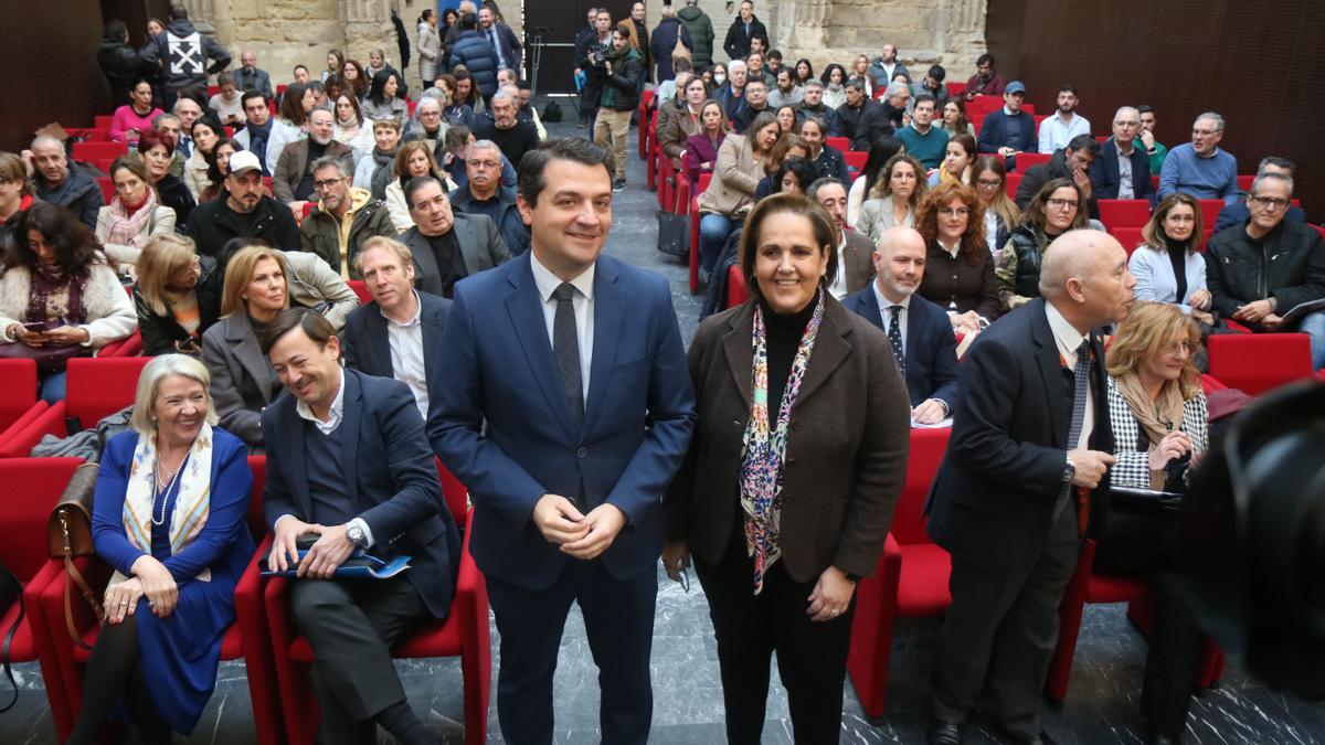 El alcalde de Córdoba, José María Bellido, y la presidenta del Imdeec, Blanca Torrent, en la sala Orive.