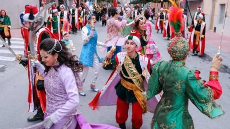 La rifa y el desfile de los nuevos capitanes marcan el último día de fiesta de Sax .