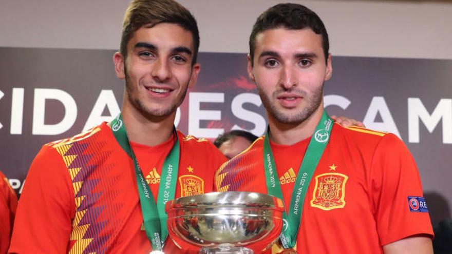 Abel Ruiz, junto a Ferran Torres.