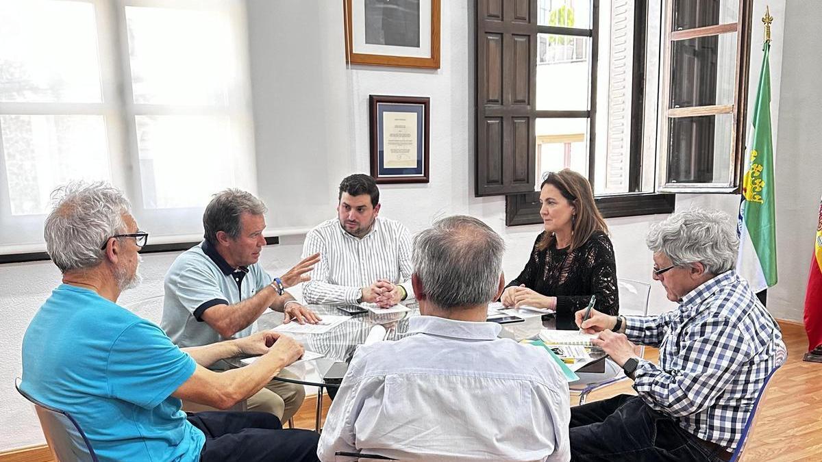 La alcaldesa, junto al concejal, Raúl Sánchez, y miembros de la asociación, ayer, en el ayuntamiento.
