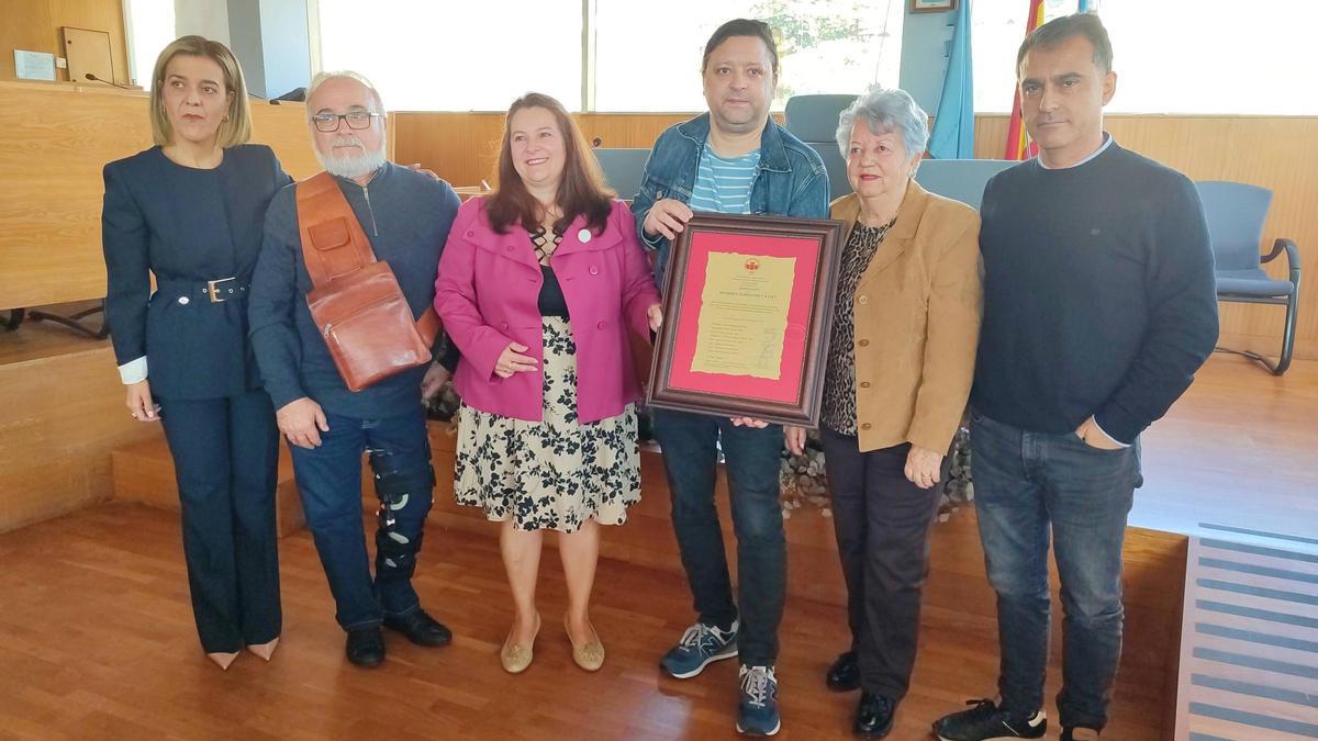 Breixo Harguindey co premio xunto á alcaldesa (esquerda), a edil Sagrario Martínez (primeira esquerda) e membros de Daravelo.